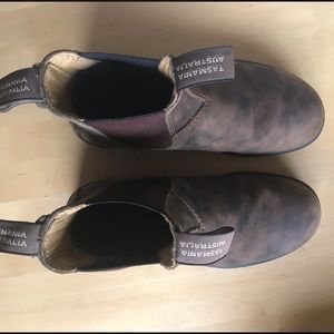 Blundstones 585 in rustic brown